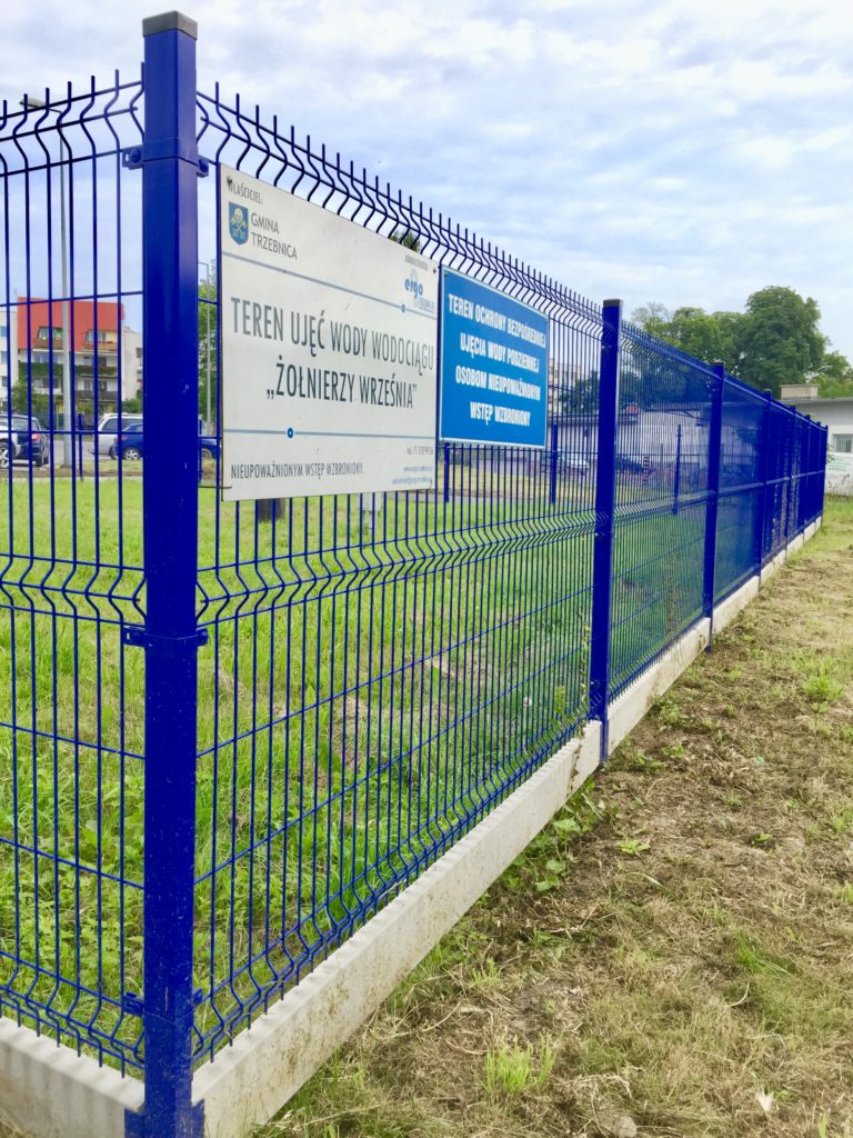niebieskie ogrodzenie panelowe